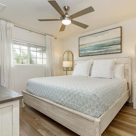 Heat Of Siesta Village Walk To Beach W Heated Pool Siesta Key Exterior photo