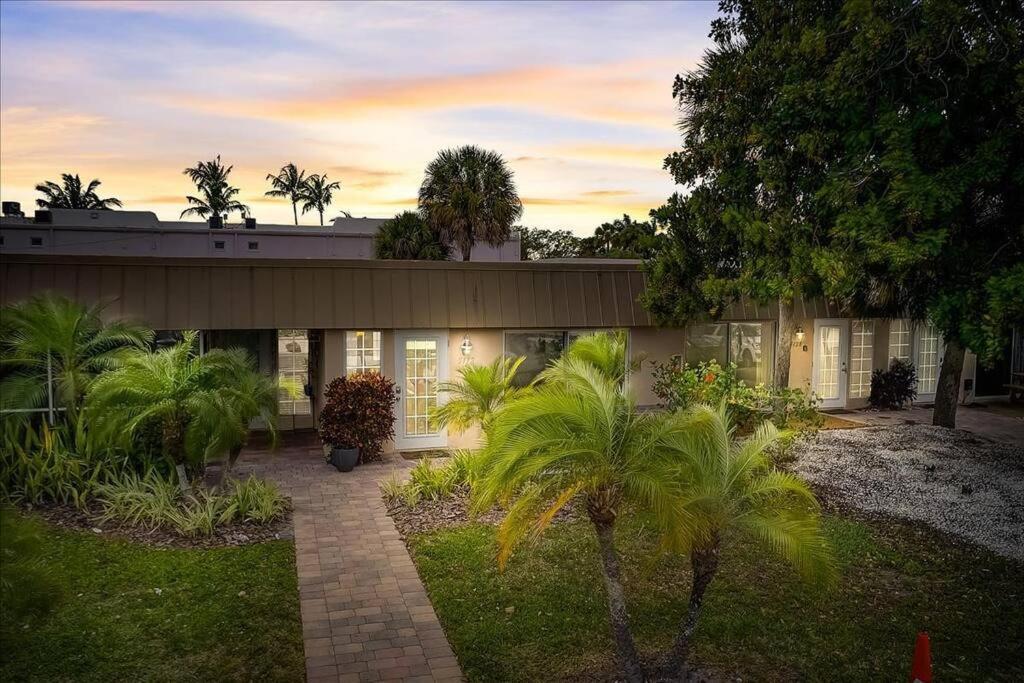 Heat Of Siesta Village Walk To Beach W Heated Pool Siesta Key Exterior photo