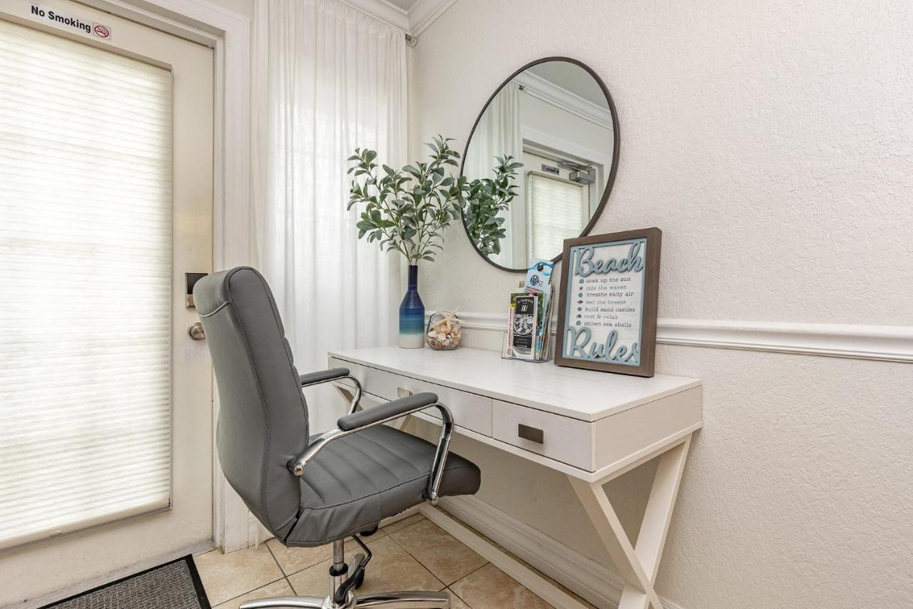 Heat Of Siesta Village Walk To Beach W Heated Pool Siesta Key Exterior photo