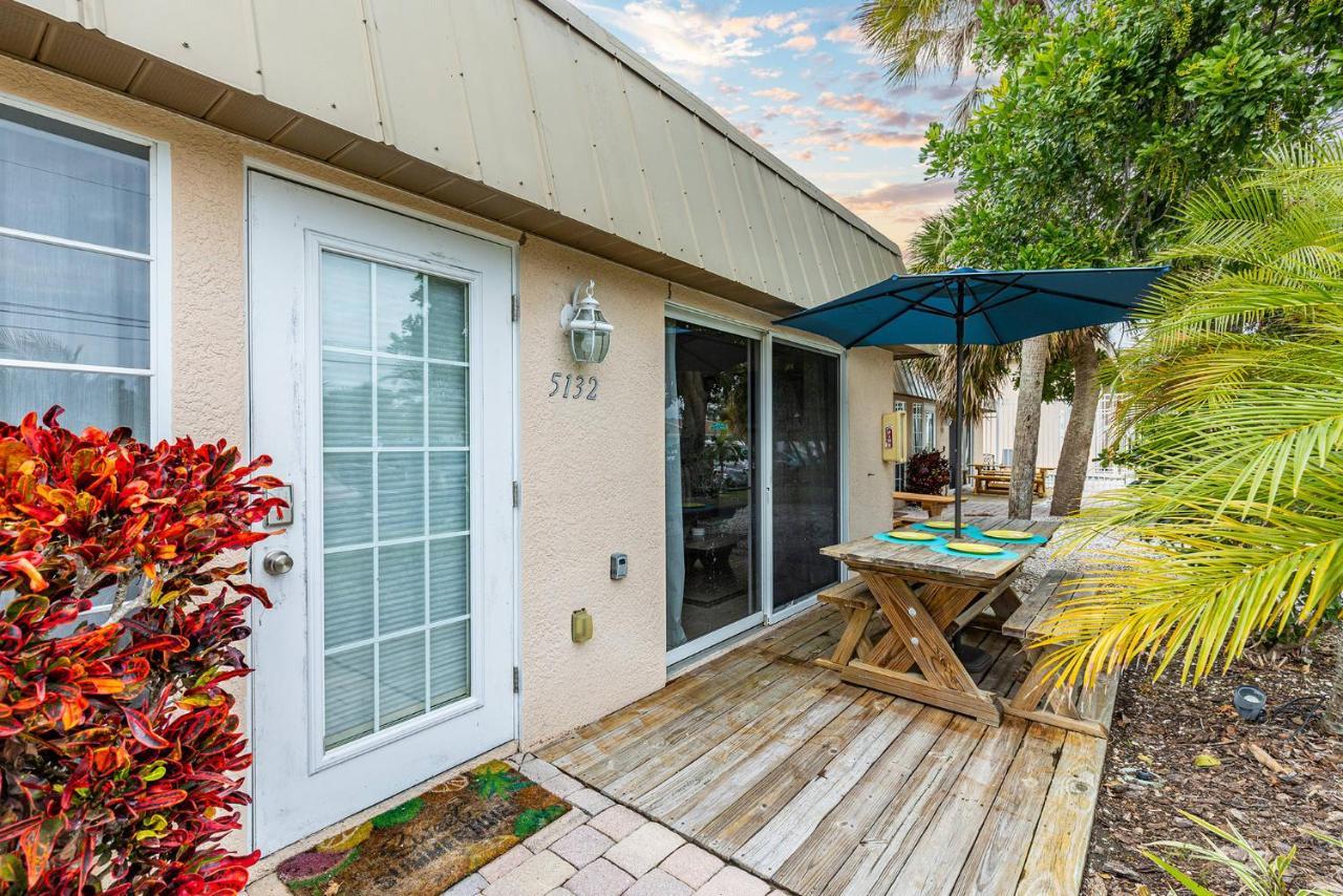 Heat Of Siesta Village Walk To Beach W Heated Pool Siesta Key Exterior photo