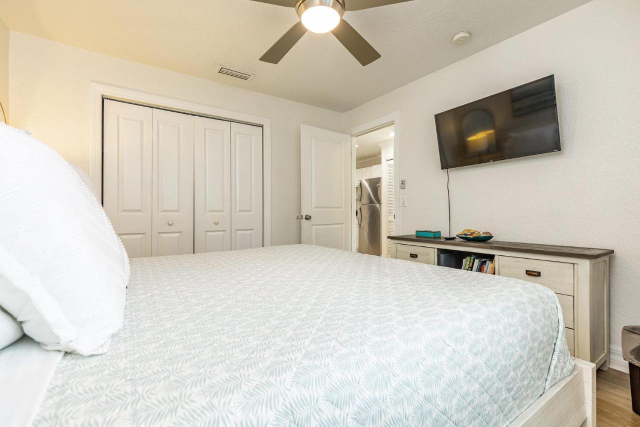 Heat Of Siesta Village Walk To Beach W Heated Pool Siesta Key Exterior photo